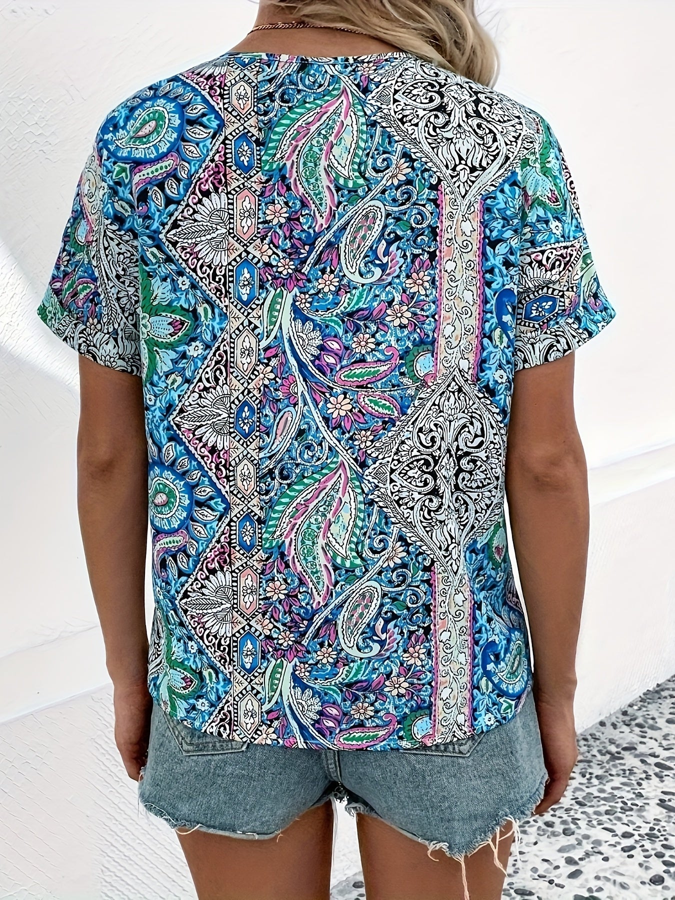 Blusa elegante con estampado cachemir y cuello en V