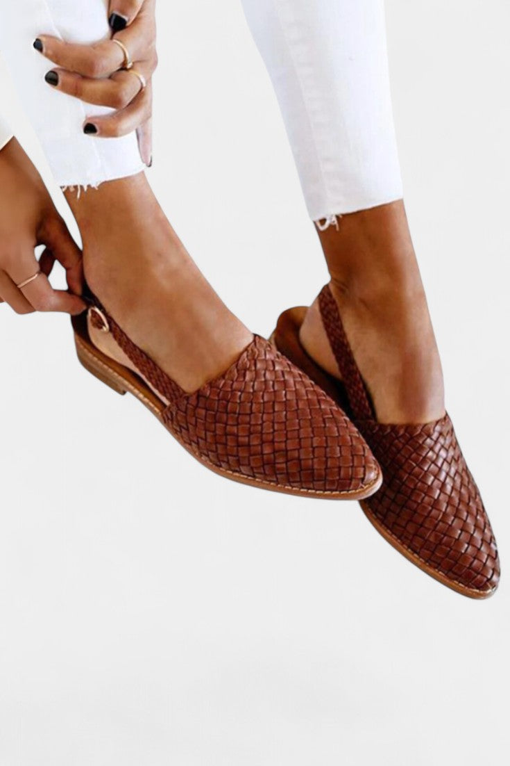 Isadora Mules Trenzados con Punta Fina y Correa Slingback