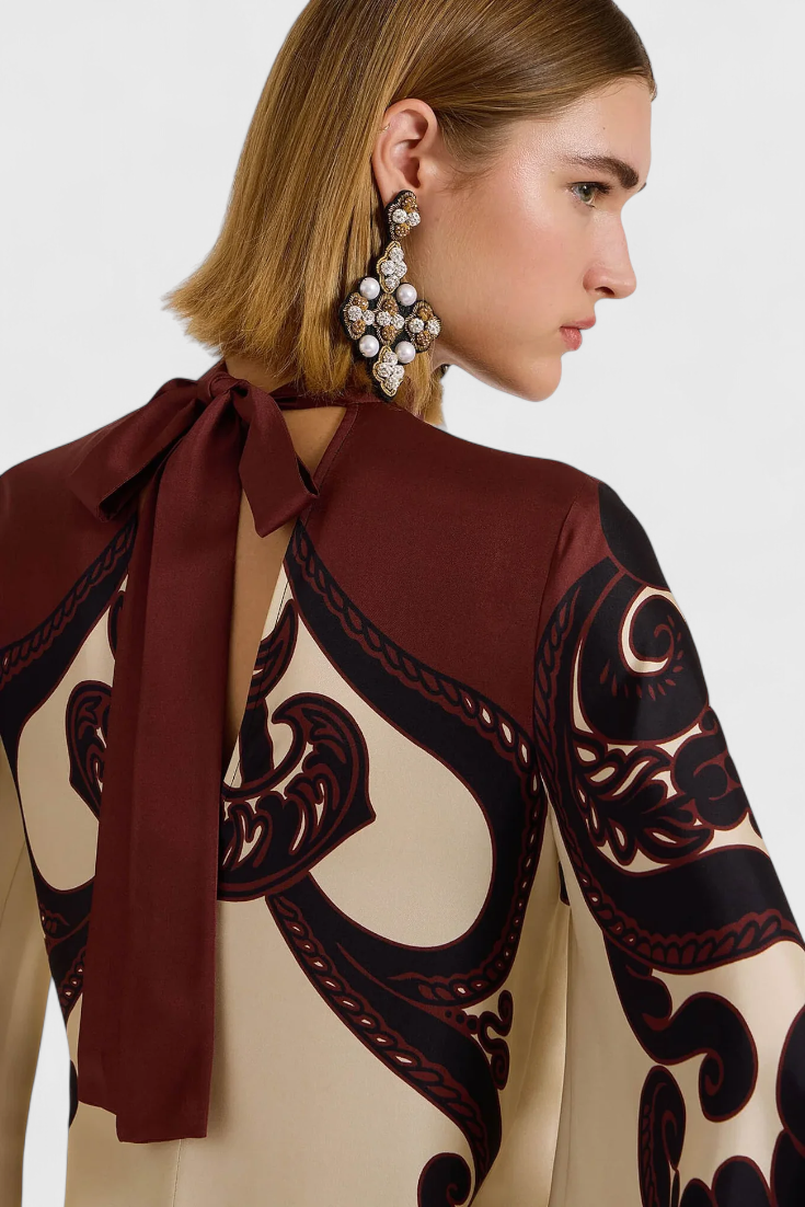 Maritza Vestido Largo con Cuello Alto y Estampado de Grenadilla