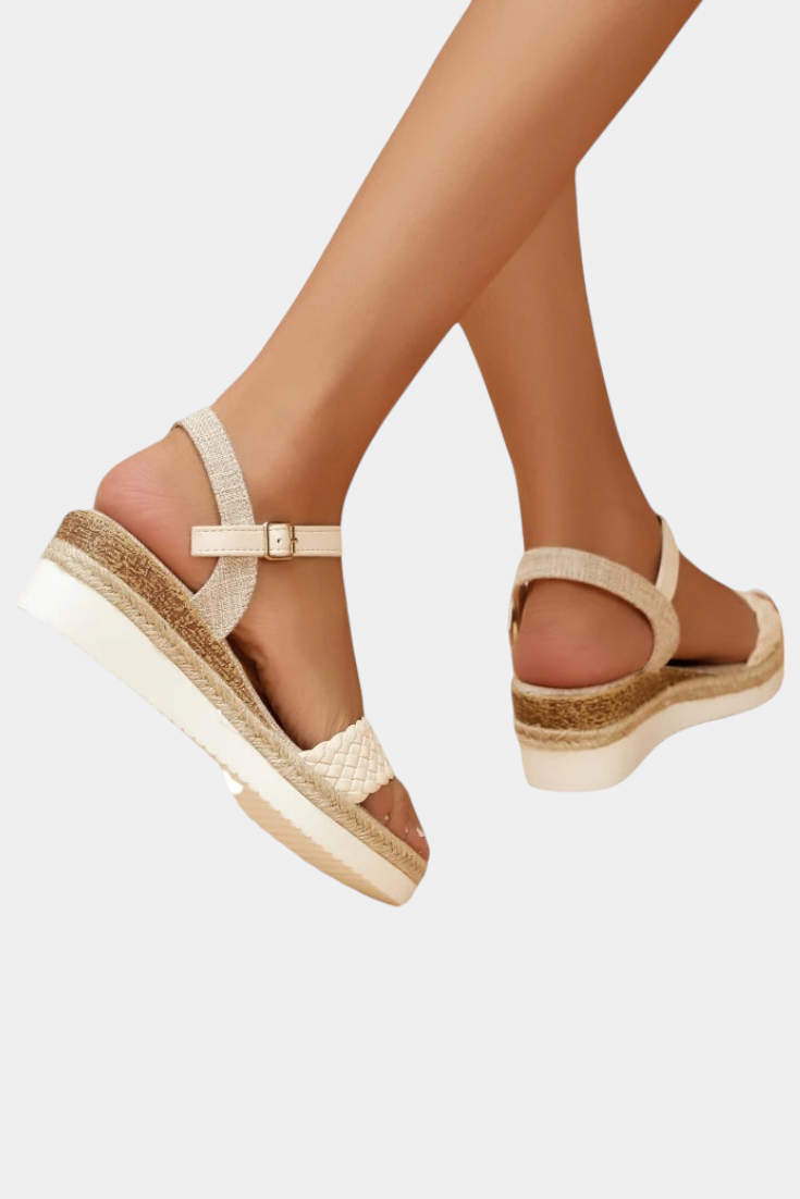 Damiana Sandalias de Cuña en Color Crema con Detalle Trenzado