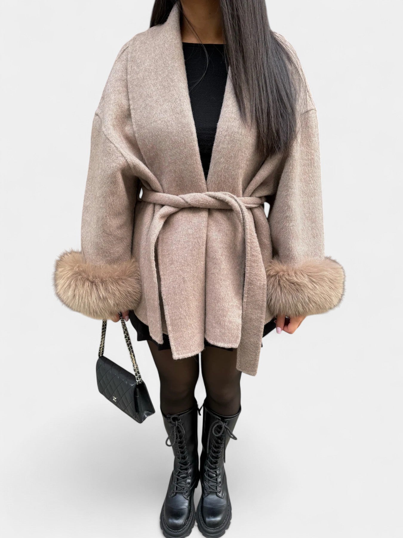 Giulia Abrigo Elegante con Detalles de Piel Ecológica