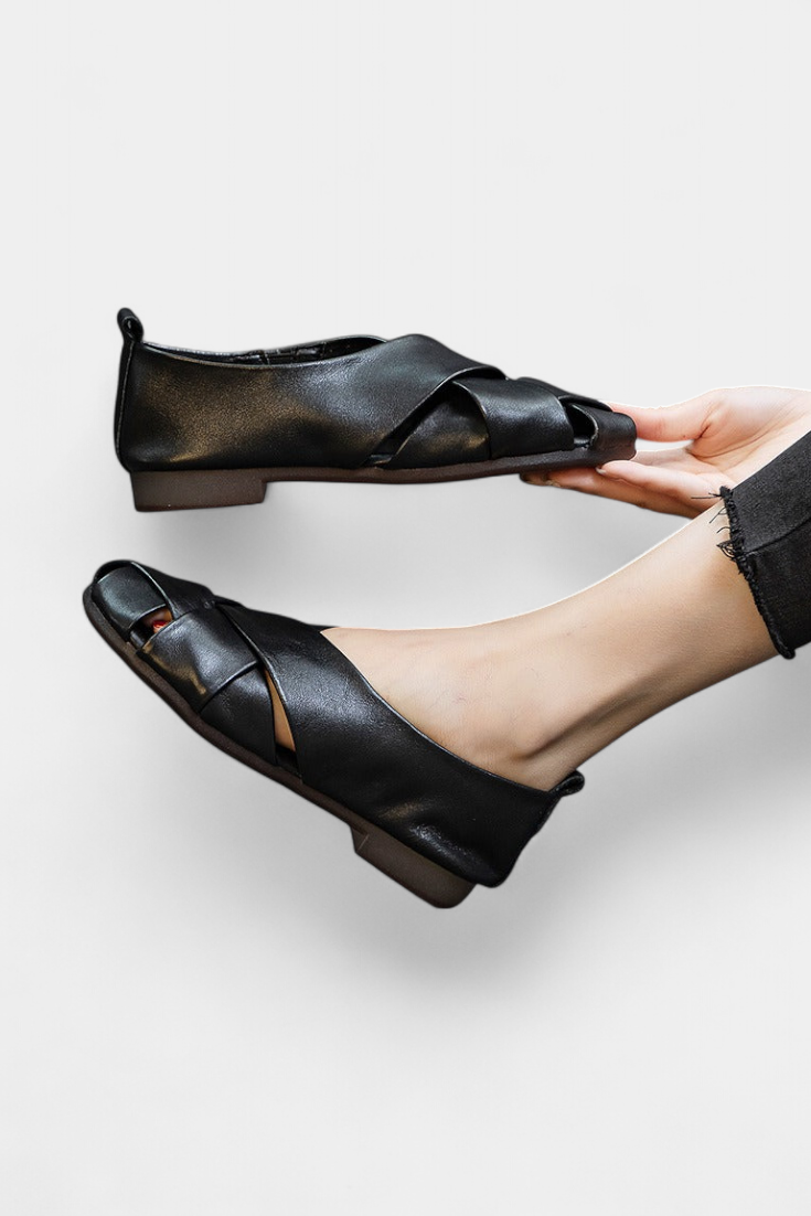 Nayra Zapatos Planos Abiertos de Cuero Negro con Detalle Cruzado