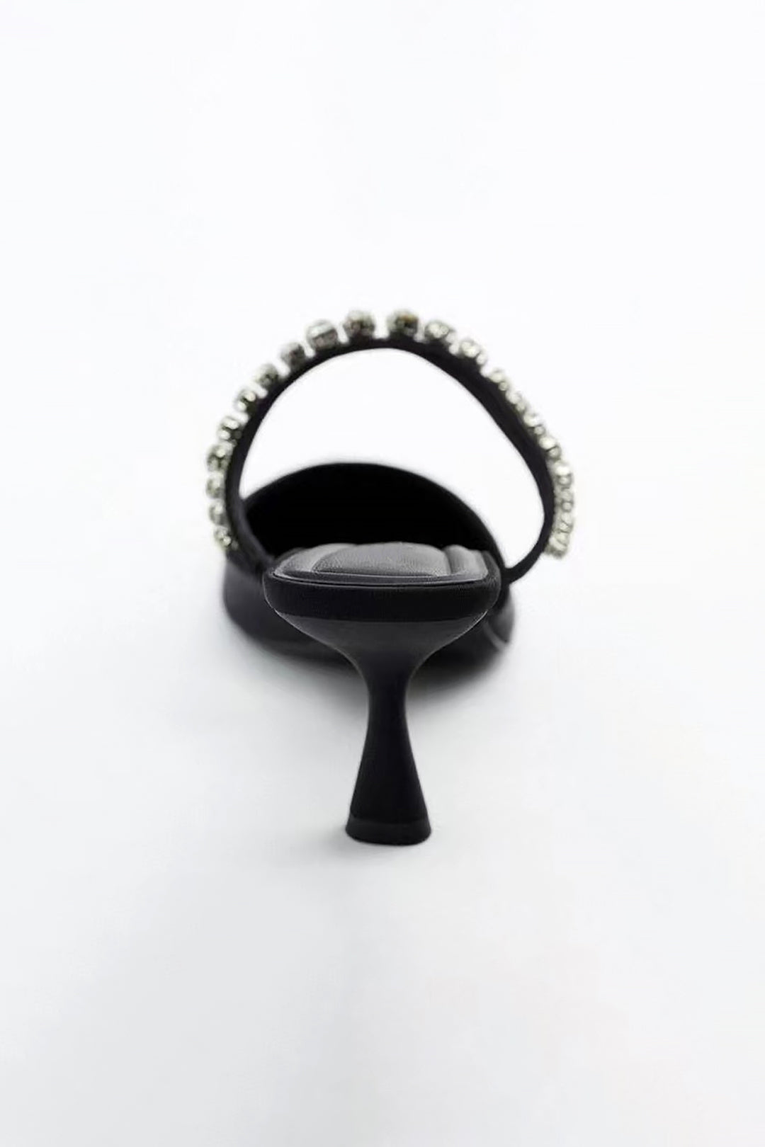 Sandalias de tacón alto con punta afilada adornadas con strass