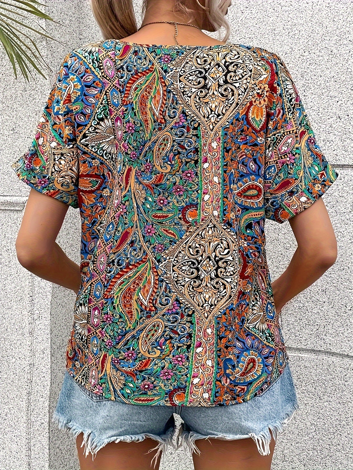 Blusa elegante con estampado cachemir y cuello en V