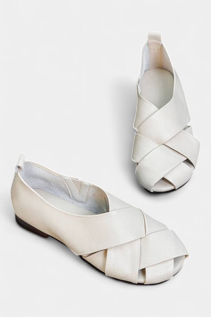 Nayra Zapatos Planos Abiertos de Cuero Negro con Detalle Cruzado