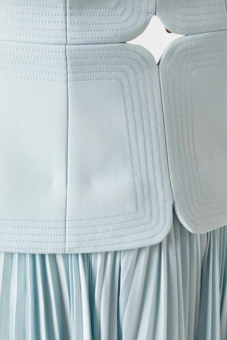 Clara Vestido Midi Plisado con Hombros Descubiertos