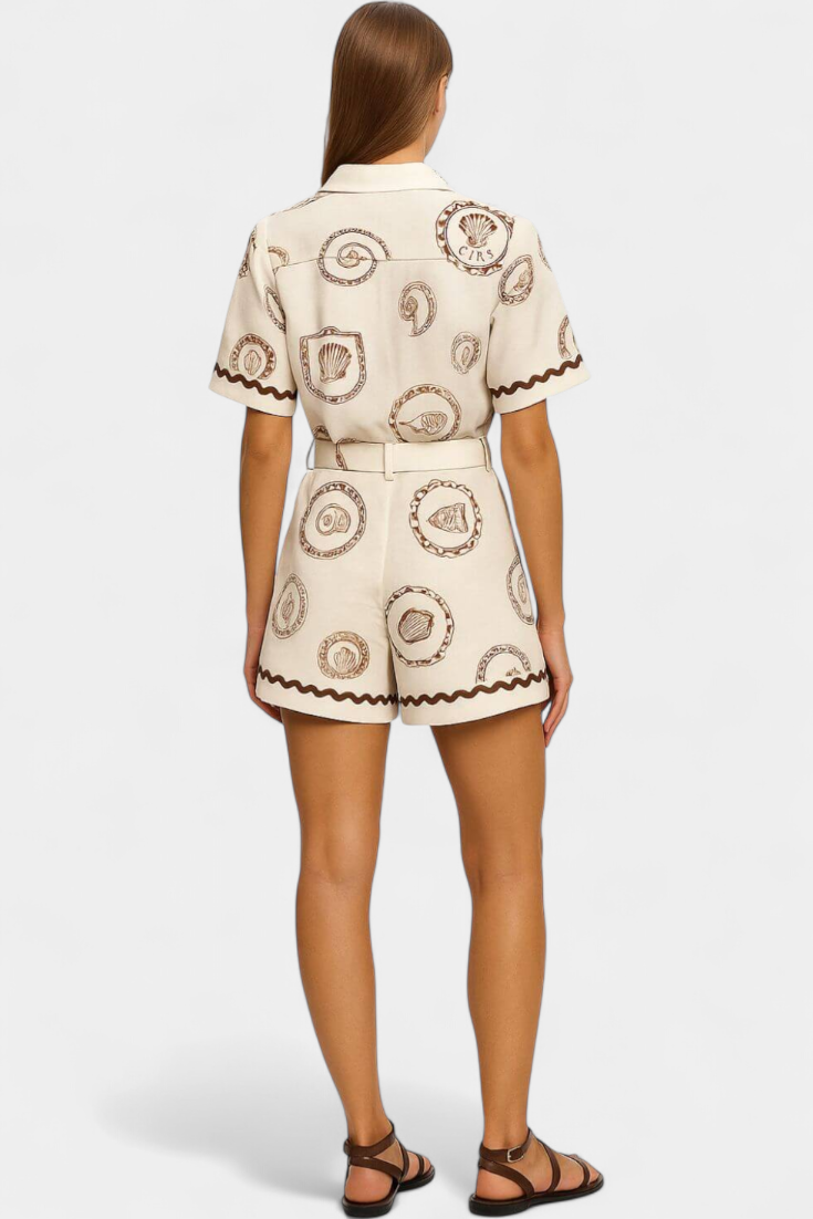 Seashell Mono Camiseta con Detalle de Concha y Botones