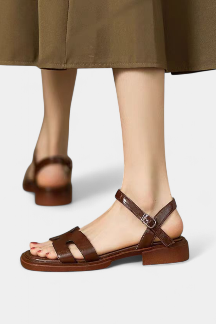 Calyssa Sandalias Planas con Correa Ajustable y Plantilla Acolchada