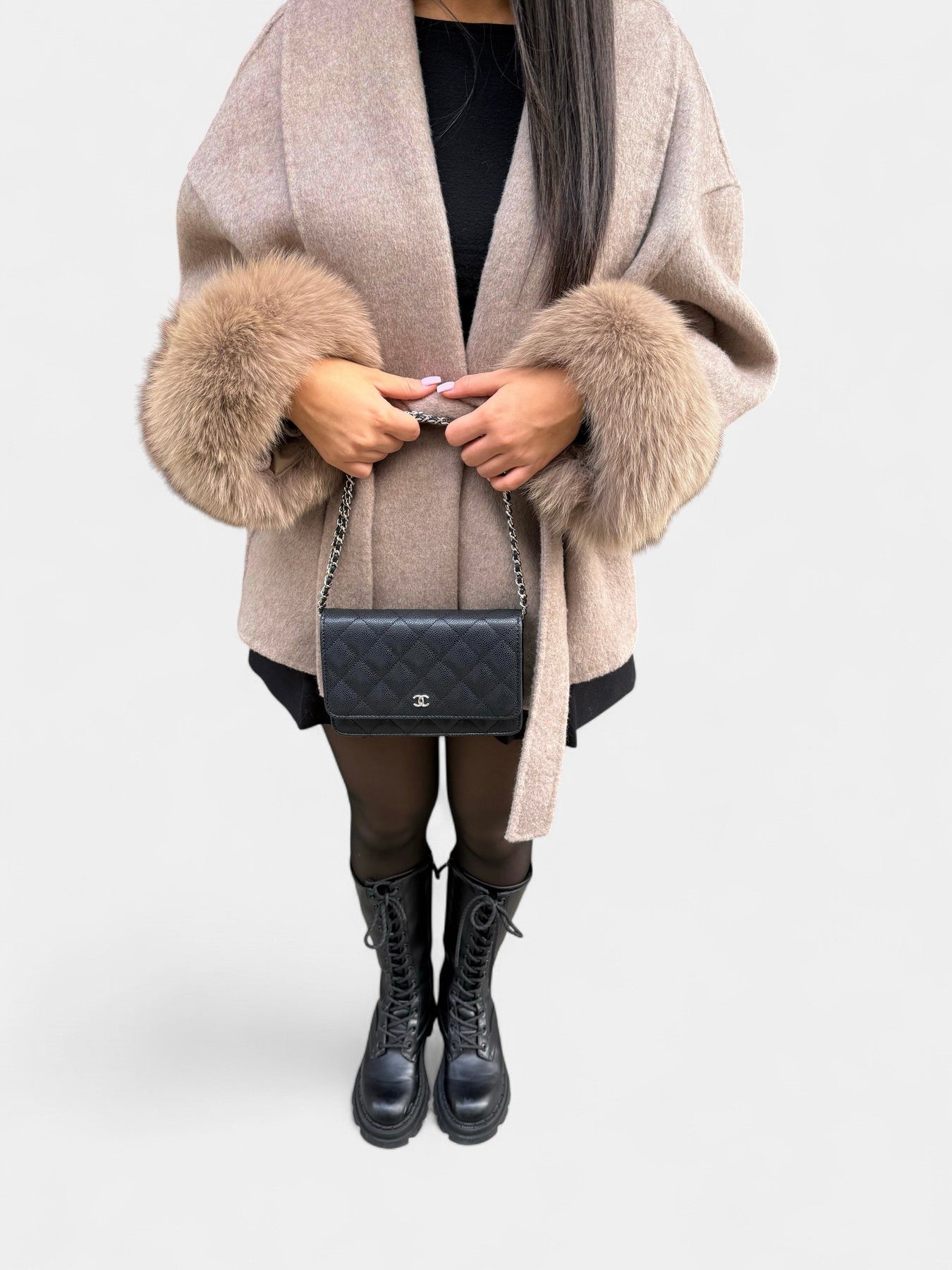 Giulia Abrigo Elegante con Detalles de Piel Ecológica