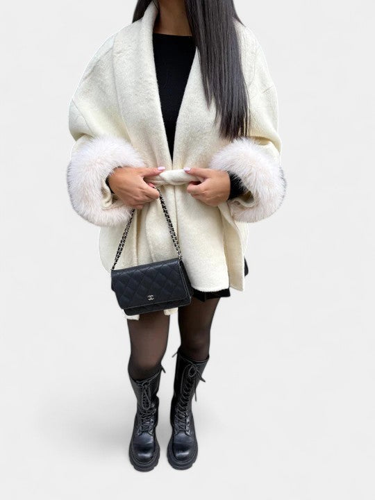 Giulia Abrigo Elegante con Detalles de Piel Ecológica