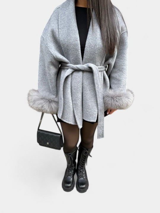 Giulia Abrigo Elegante con Detalles de Piel Ecológica